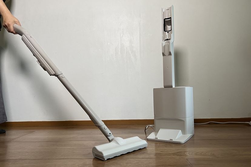 コードレス掃除機も自動でゴミ収集の時代！ ワイパー付き東芝「VC