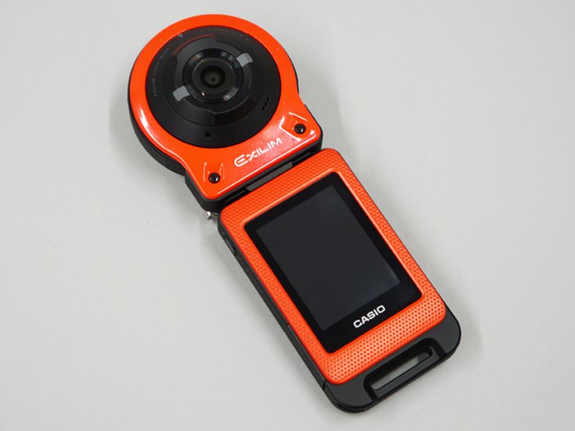 カメラとモニターが離れるカシオ「EX-FR10」の“自由な撮影”ってどんな