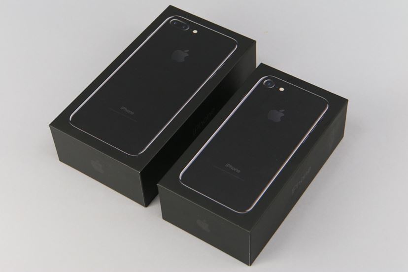 iPhone 7」レビュー、360度どこから見ても真っ黒な「ジェットブラック