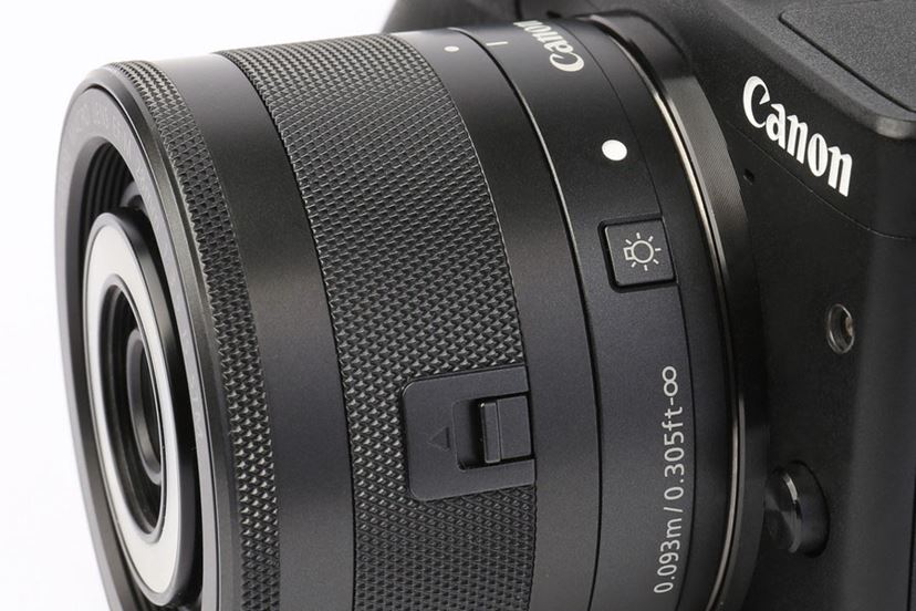 世界初のLEDライト内蔵マクロレンズ！ キヤノン「EF-M28mm F3.5 マクロ
