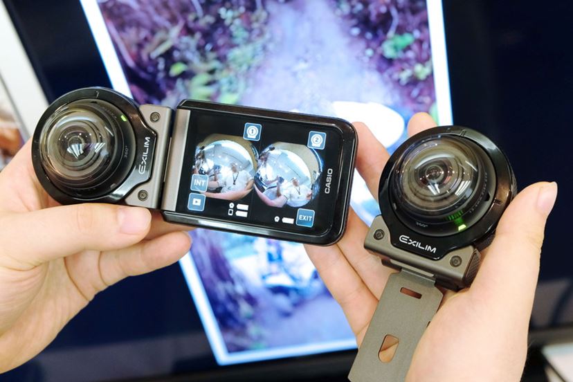 2つのカメラ部を使って360度の全天球撮影ができる、カシオの新フリー