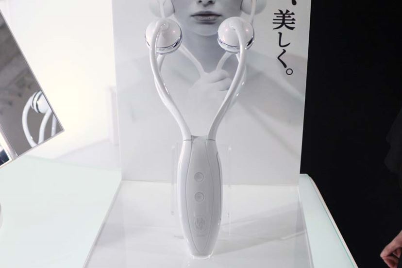 ルルドから、「筋肉博士」のワザを再現した美顔ローラーが登場 - 価格