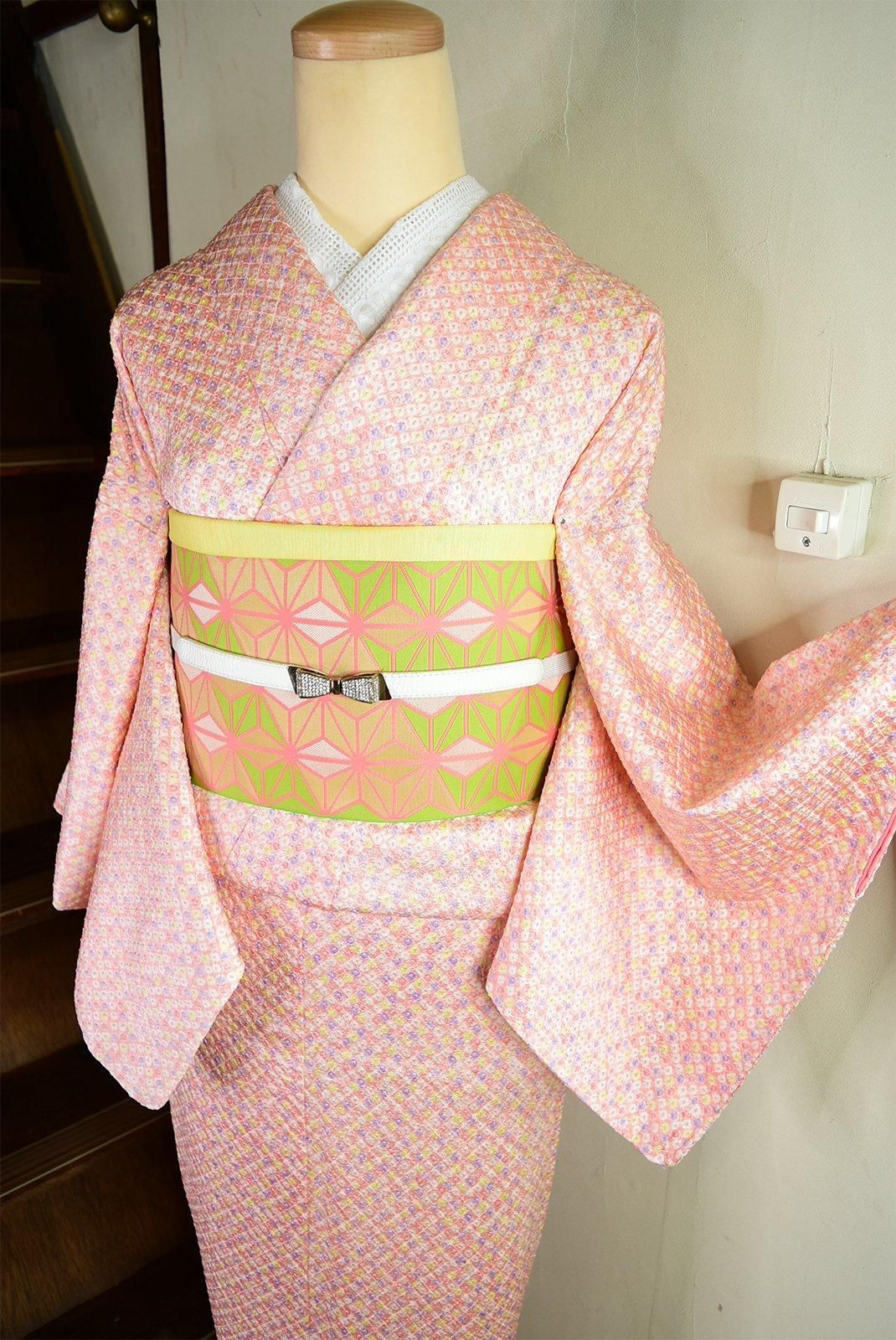 コーラルピンクにグリーンとパープルの鹿の子模様美しい正絹総絞り袷