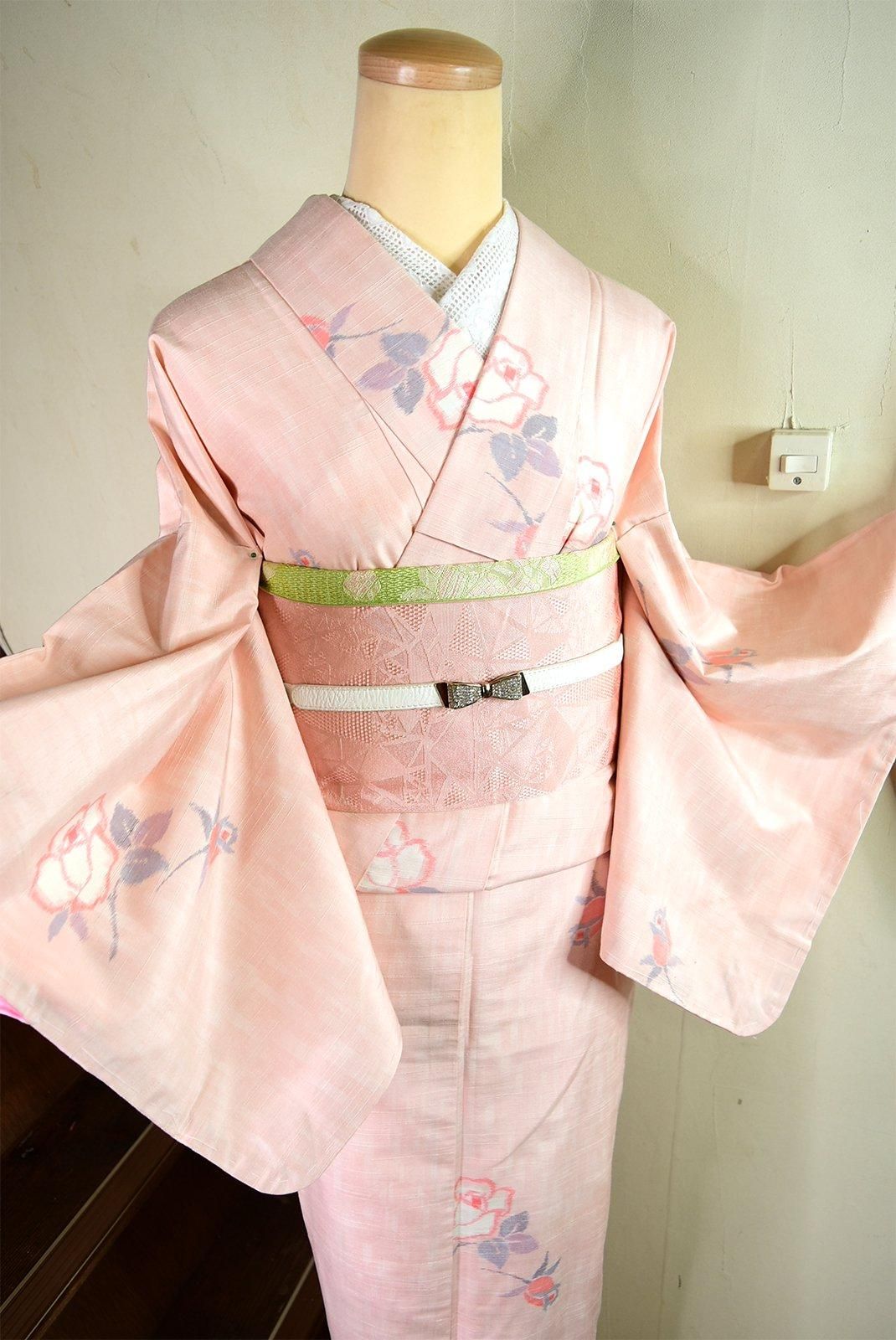 十日町紬）薄紅色に薔薇の花の絵絣美しい正絹紬袷着物 - アンティーク