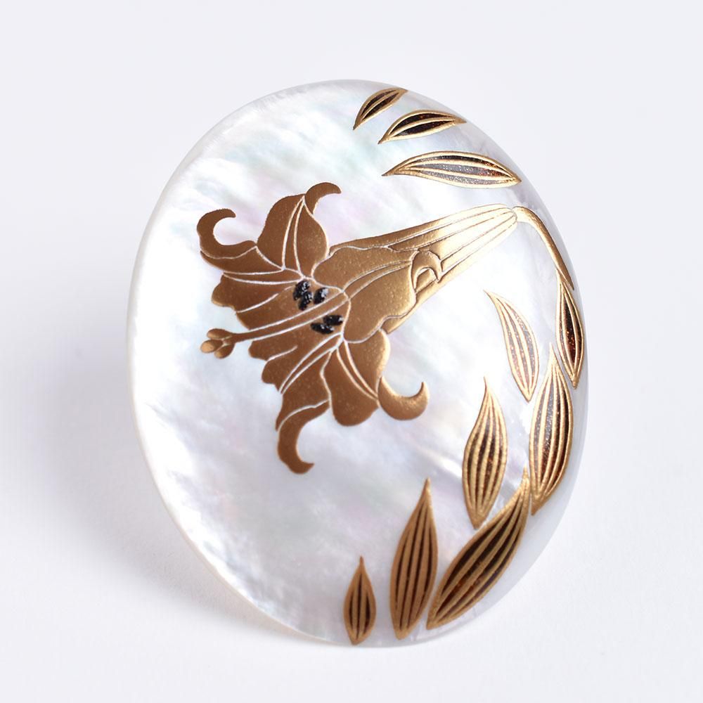予約販売】百合蒔絵 白蝶貝ブローチ - うるしアートはりや通販｜針谷蒔絵
