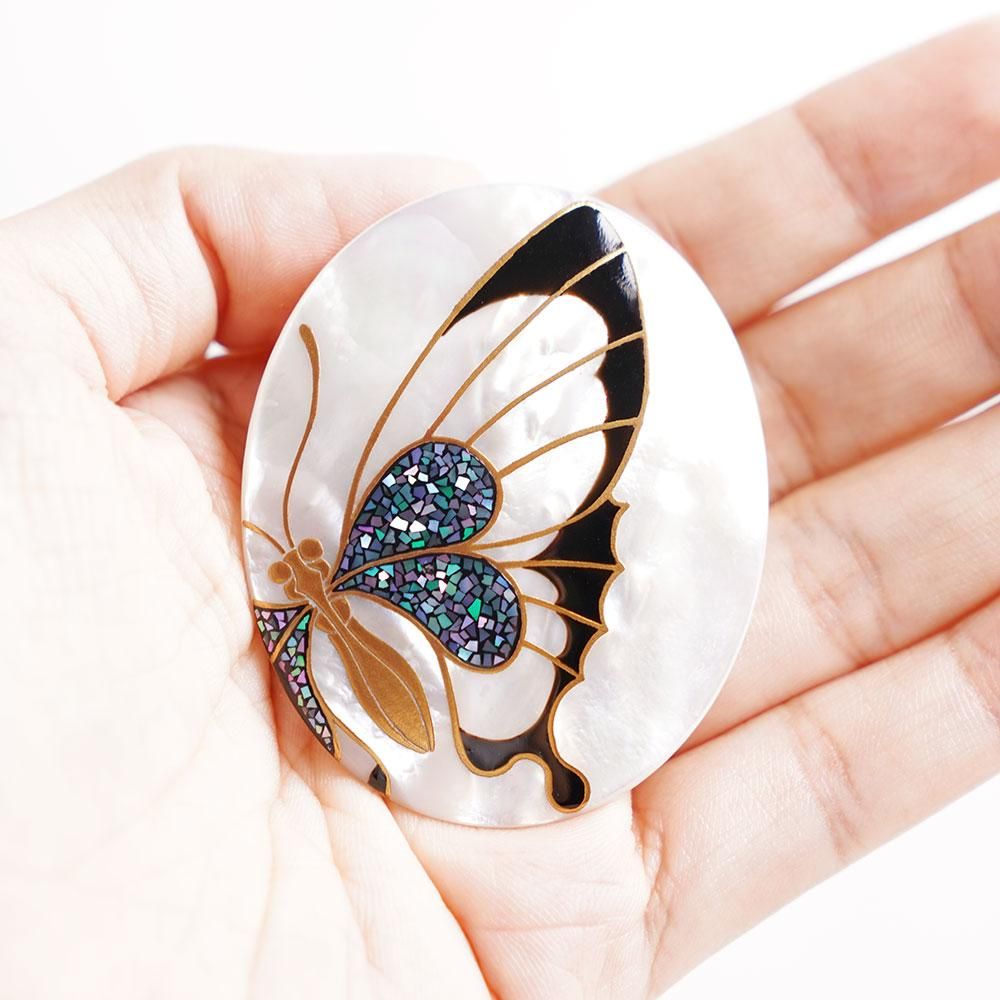 予約販売】蝶蒔絵 白蝶貝ブローチ （縦55mm×横45mm） - うるしアートは