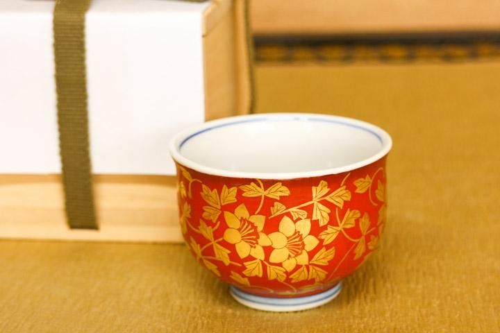 ぐい呑 金襴手花唐草文 赤(桐箱入)/人間国宝 吉田美統