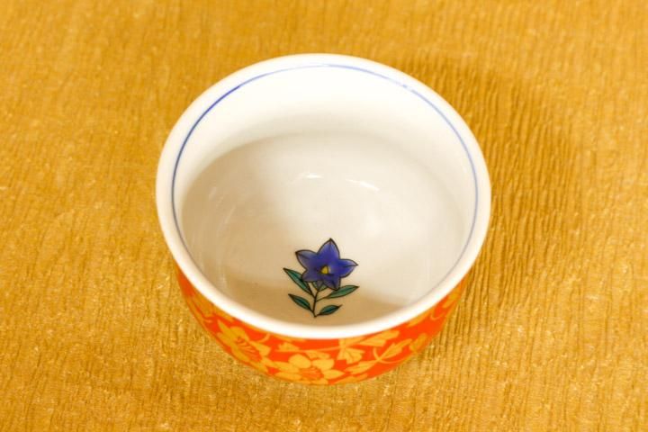 ぐい呑 金襴手花唐草文 赤(桐箱入)/人間国宝 吉田美統