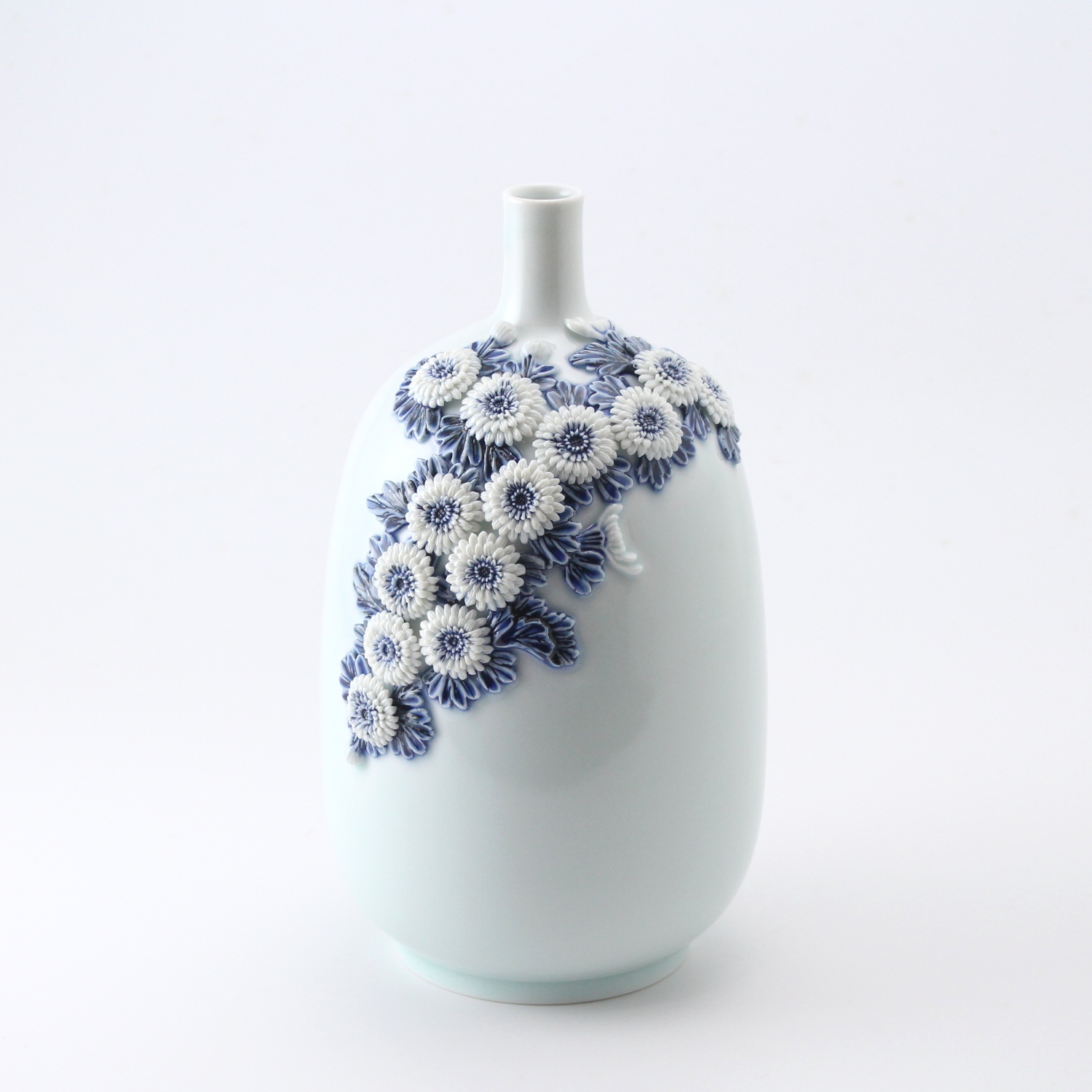 登り窯 平戸菊花飾染付瓶(復元手)(菊流れ - 三川内焼「平戸洸祥団右ヱ