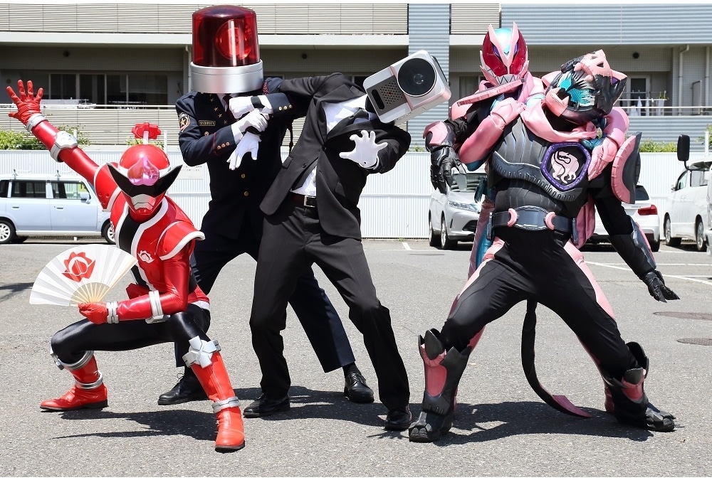 劇場版 仮面ライダーリバイス バトルファミリア｜キャスト・映画・動画