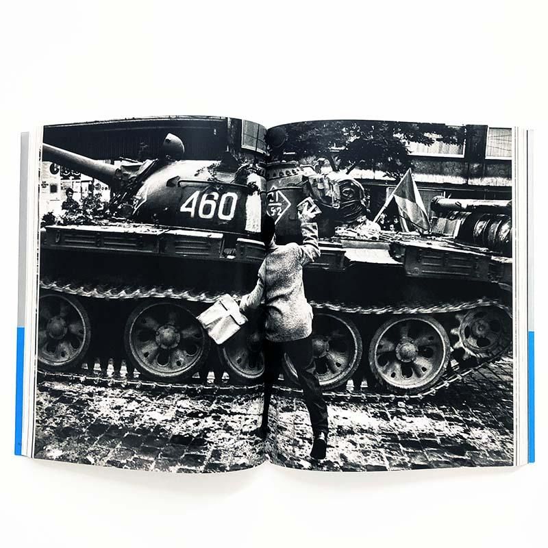 Josef Koudelka: Invasion 68 Prague Japanese editionプラハ侵攻 1968