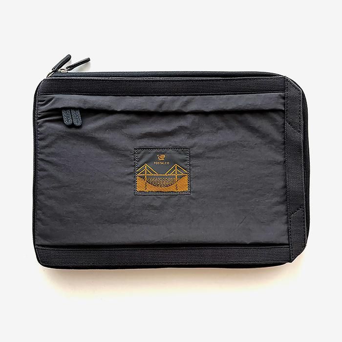 POSTALCO | スリムラップトップケース | Charcoal Gray - Stripe-inc