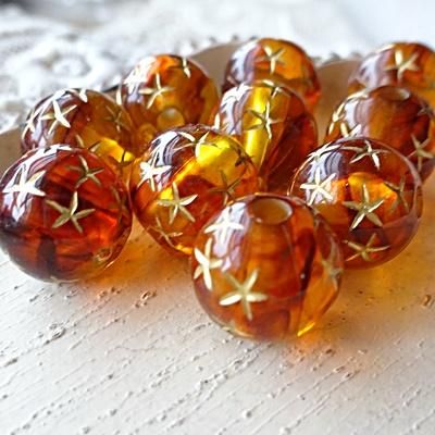 琥珀色のスター入りアクリルビーズ・10mm(10個） - アクセサリーパーツ