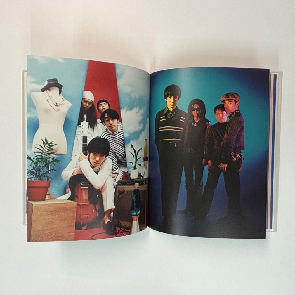 スピッツ 限定版写真集 スピッツのデザイン 豪華な布張りケース 予約