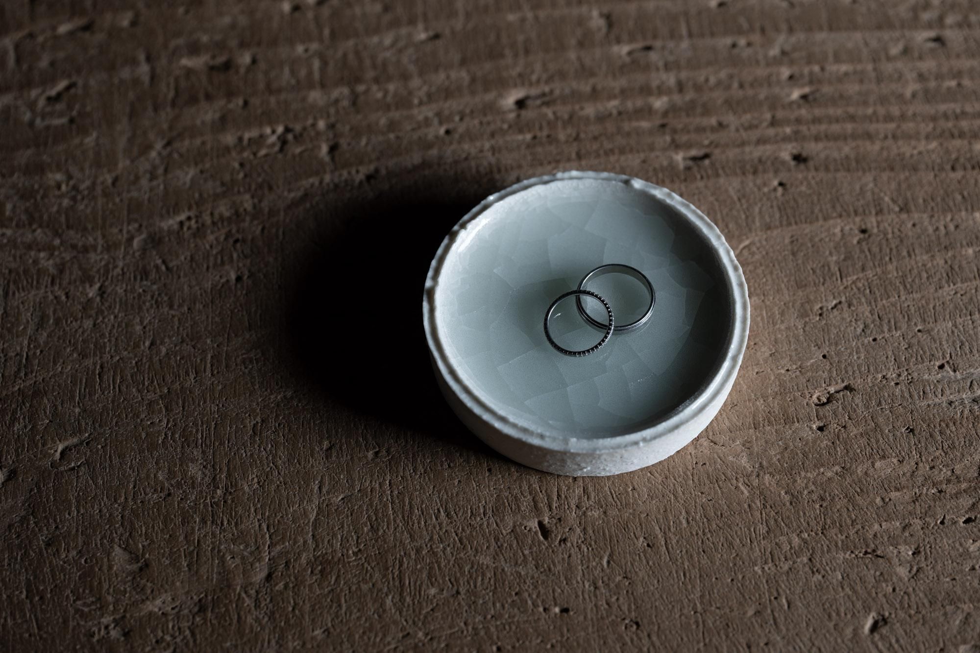 リム皿/貫入（M）｜megumi tsukazaki（塚崎愛）｜紡ぎ舎（つむぎや）