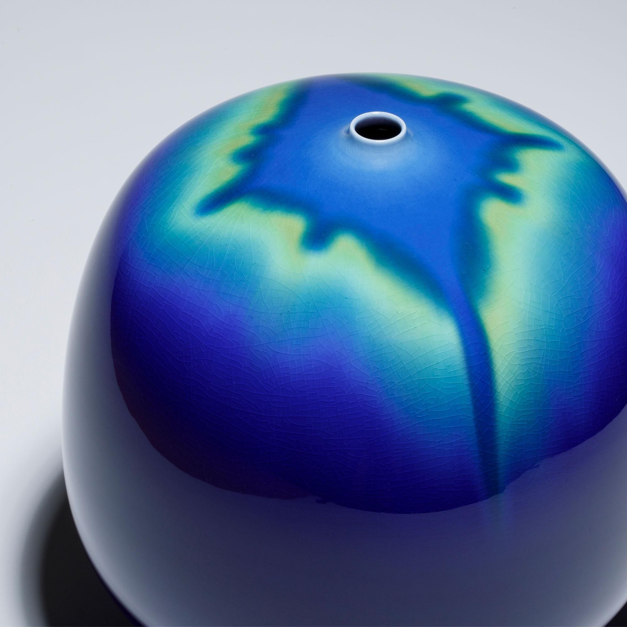 人間国宝 三代徳田八十吉作 7号花瓶 碧明燿彩 - 九谷満月公式