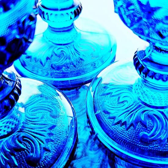 豪華なオールドバカラ アラベスクの青いワイングラス中【1840年