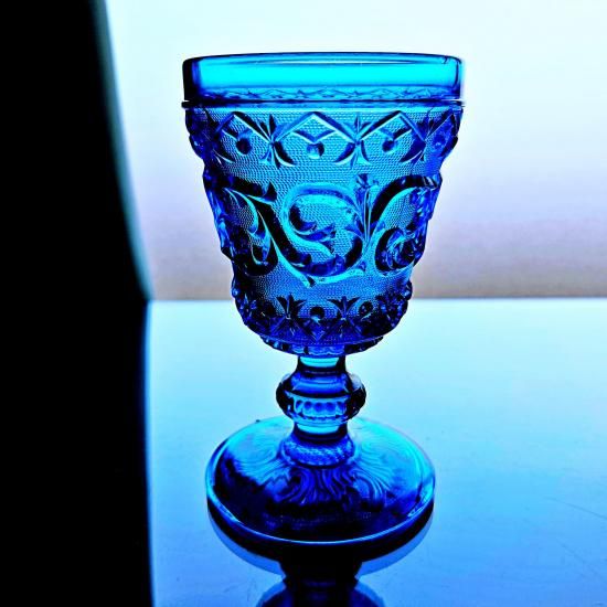 豪華なオールドバカラ アラベスクの青いワイングラス中【1840年
