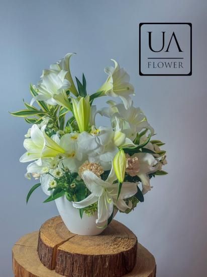 白グリーン系のフラワーアレンジメント 冠婚葬祭対応可能です