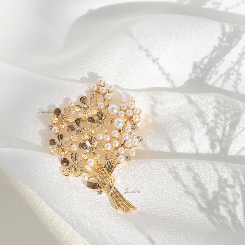 ジュエリス フラワーブーケ パール クリスタル ブローチ | 幸せを運ぶ