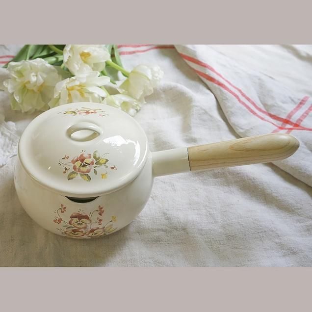 イマン パンジーの片手鍋 | クルクル使いやすい小魔女の鍋 - シャビー