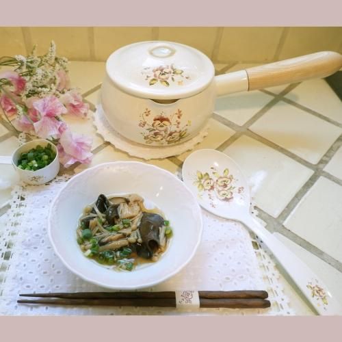 イマン パンジーの片手鍋 | クルクル使いやすい小魔女の鍋 - シャビー