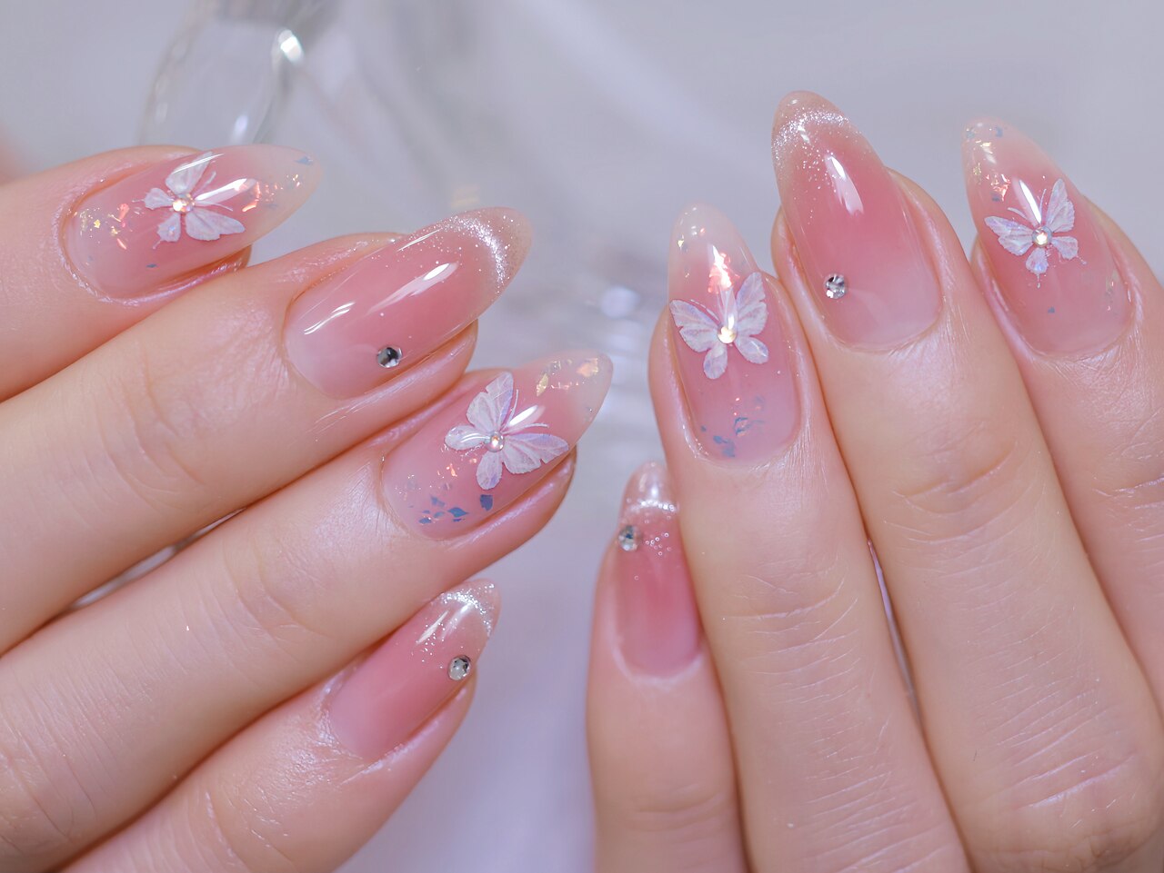 2026年冬トレンド】蝶のネイルデザイン集｜人気順｜8ページ目