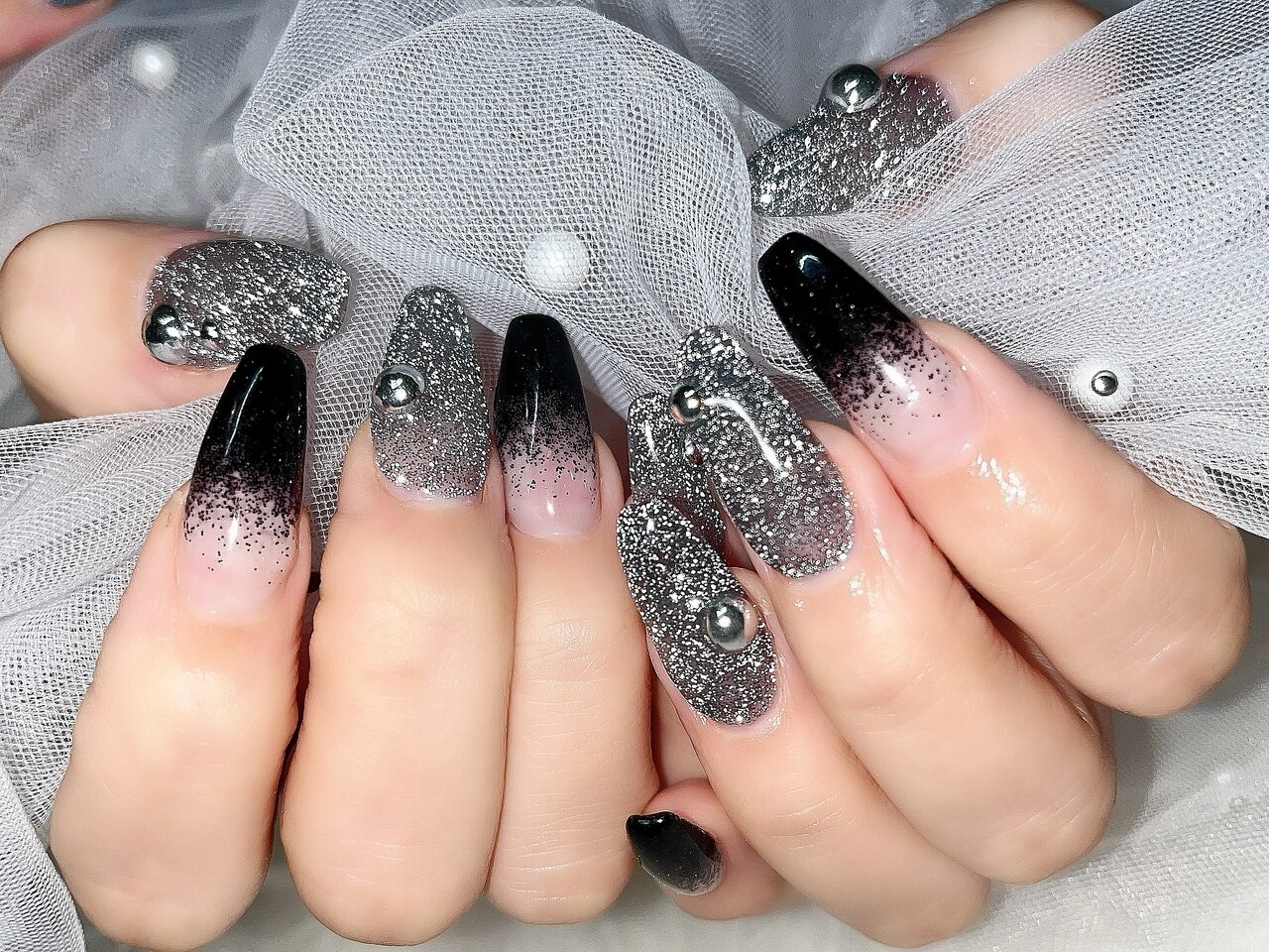 2026年冬トレンド】ブラック ラメグラデーションのネイルデザイン集
