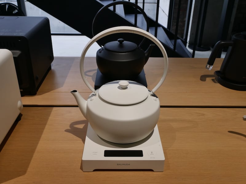 やかん風”電気ケトルと“非・家電”のカセットコンロ？ バルミューダの