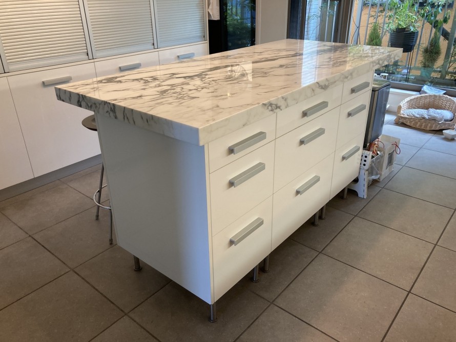 大理石のテーブル・カウンター｜ライト・ストーンパネル |光る大理石