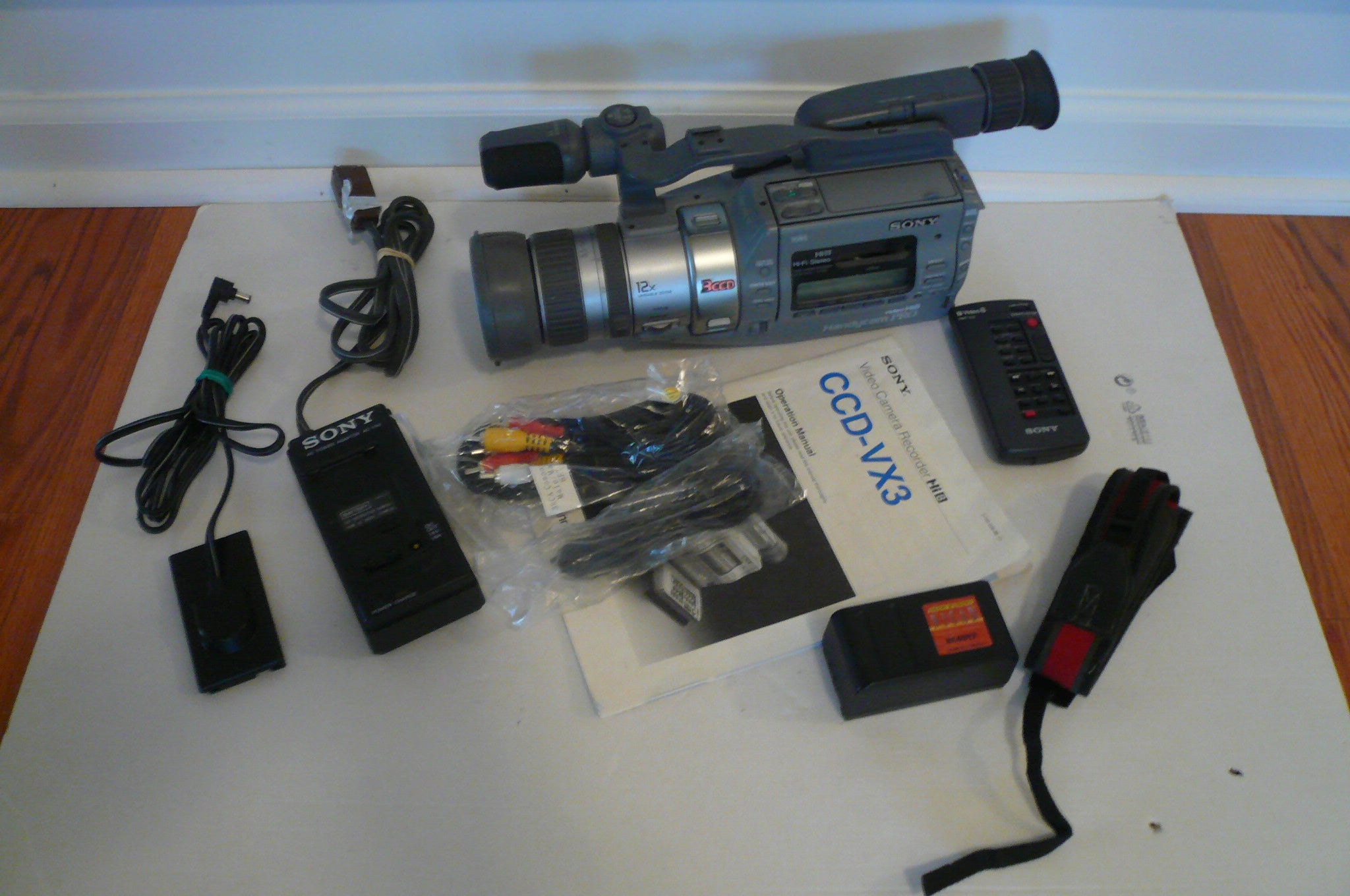 Sony CCD-VX3 Hi8 heavy duty 3 CCD NTSC camcorder plays 8mm Hi8