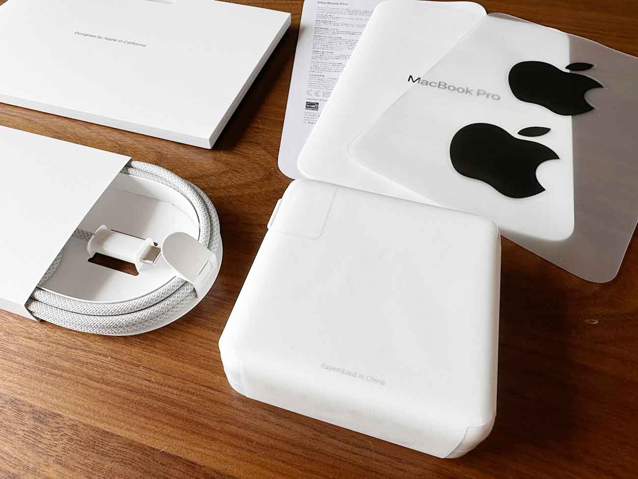 Apple整備済製品のMacBook購入レポ。外観の状態、バッテリー容量など