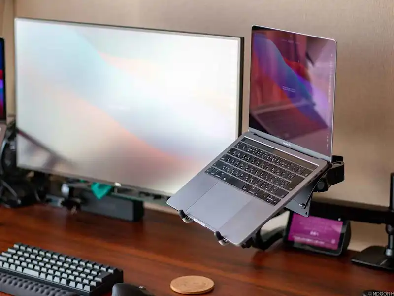 ノートPCを宙に浮かせる。 Amazonベーシック製「ノートPCマウント