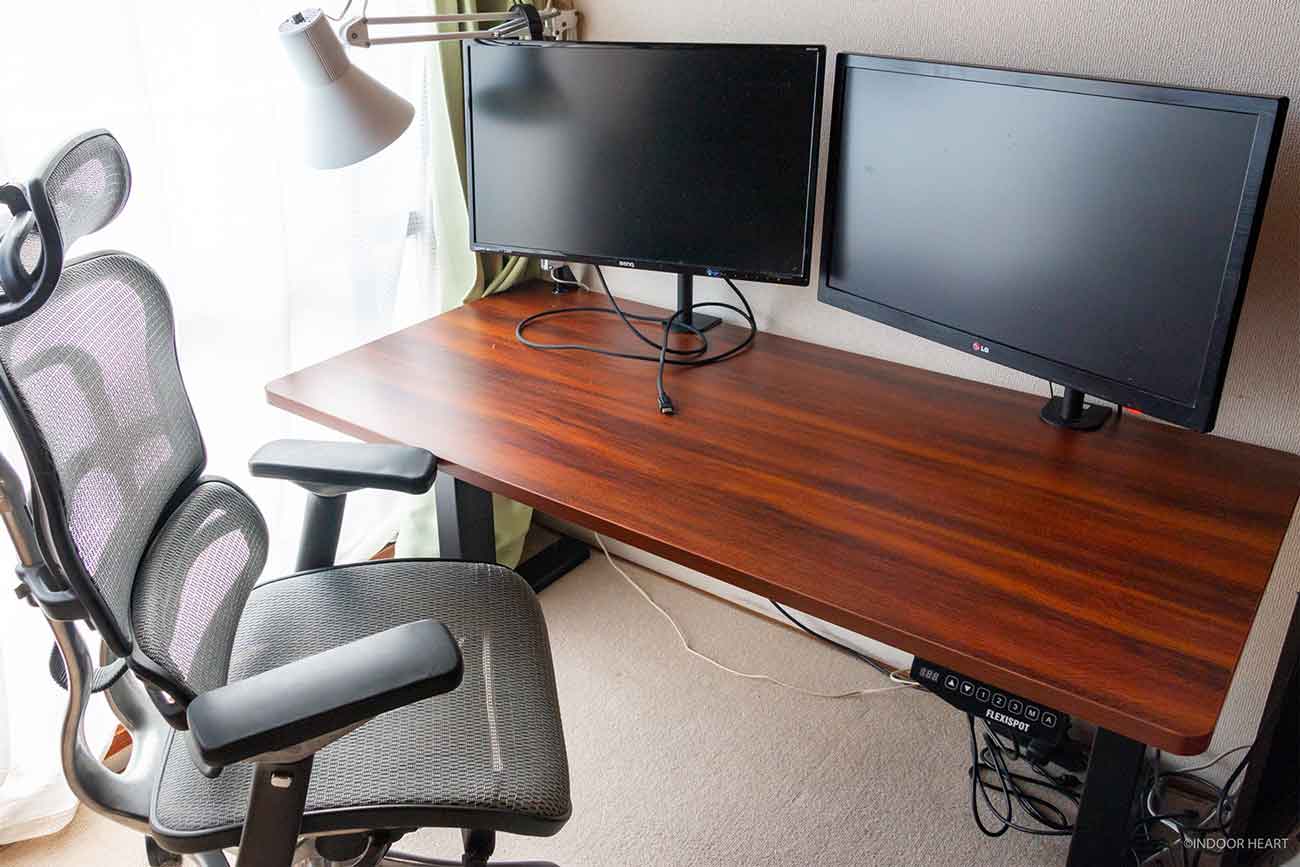 FlexiSpotの天板「マホガニー/ディープウォールナット」レビュー。やや