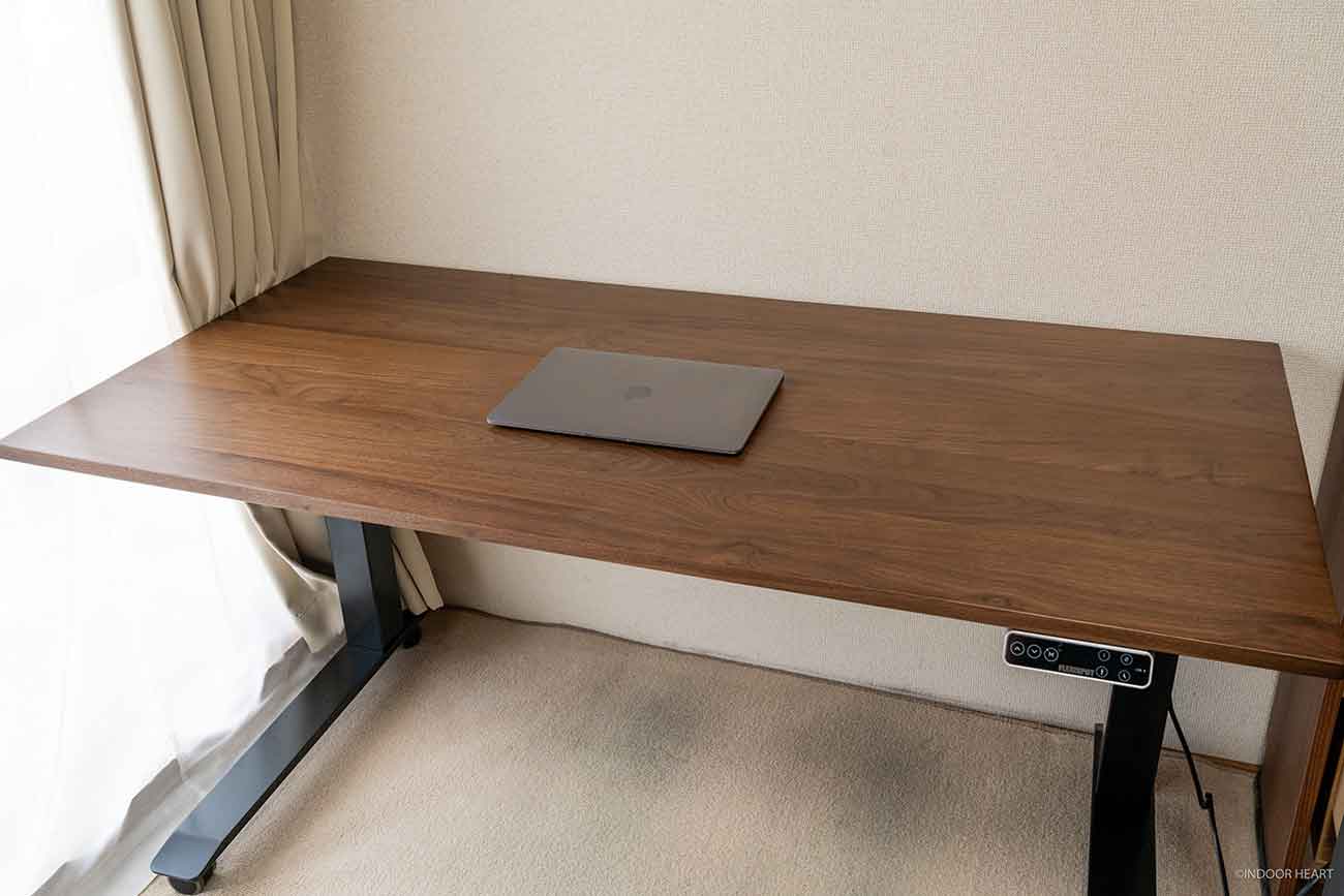 FlexiSpotの天板「無垢材天板ウォールナット」レビュー。ナチュラルな