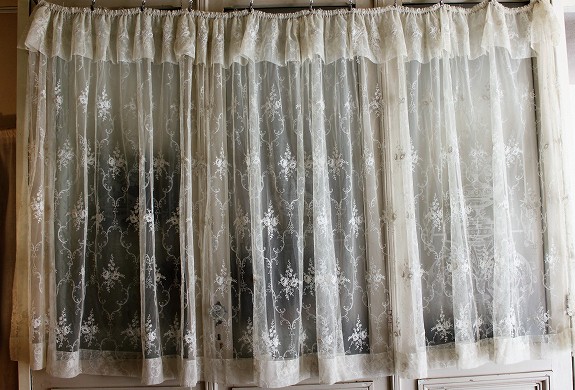 フランス製の美しいチュールレースカーテン、ナチュラルアイボリーの