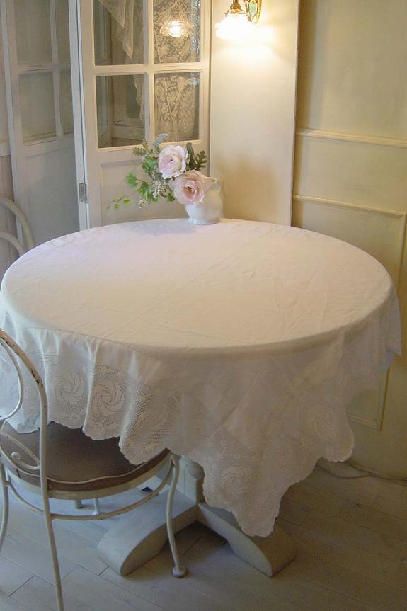 イギリス、アンティークリネンとクロッシェレースのテーブルクロス