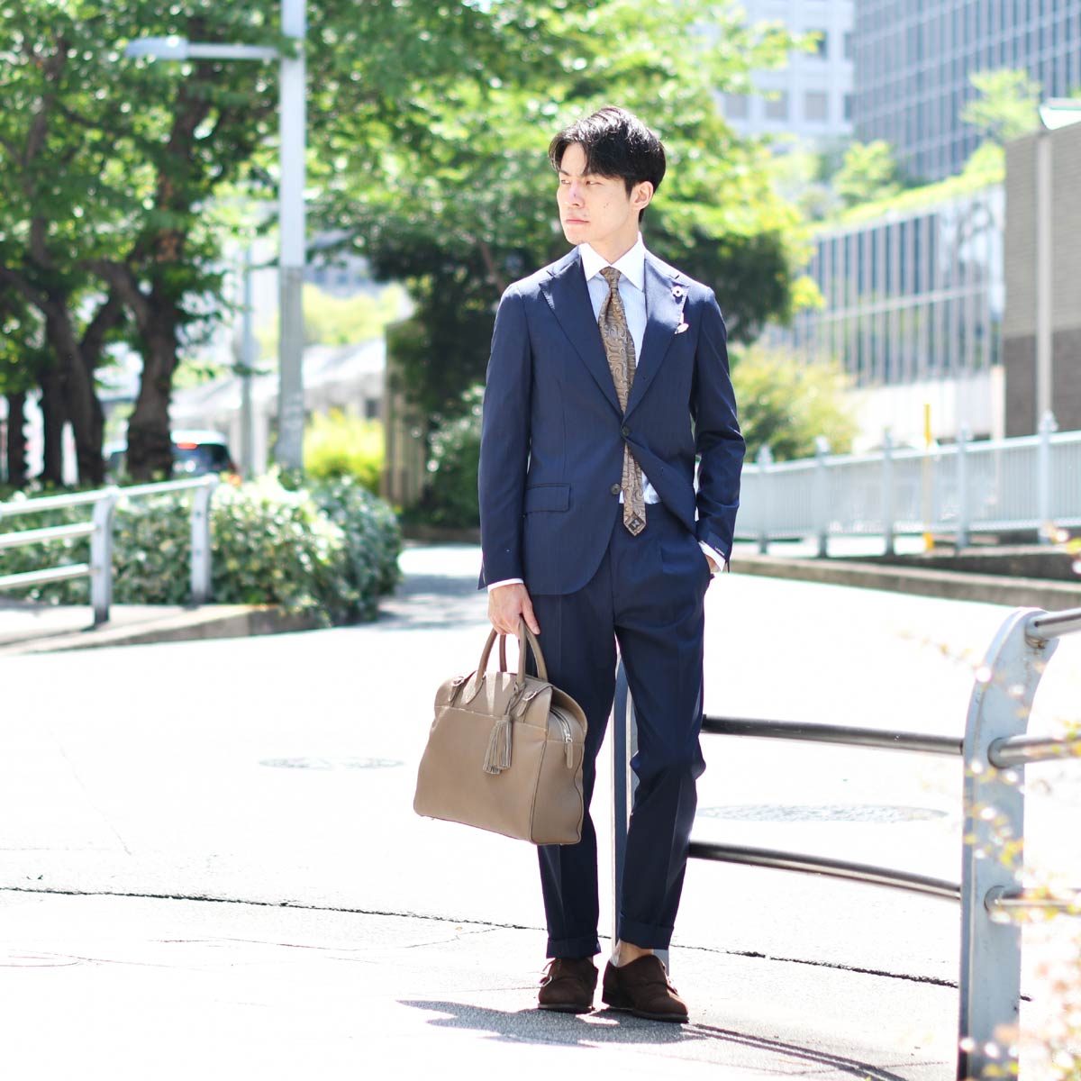 夏場のタイドアップを軽快に！モダンクラシックなネイビースーツ