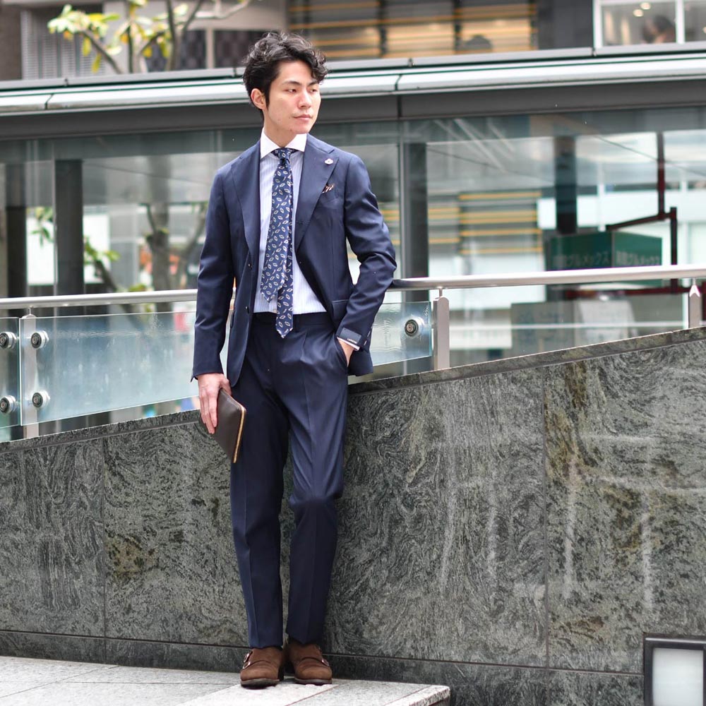 春のスーツは艶ネイビーでクラシカルに！！LARDINI【ラルディーニ