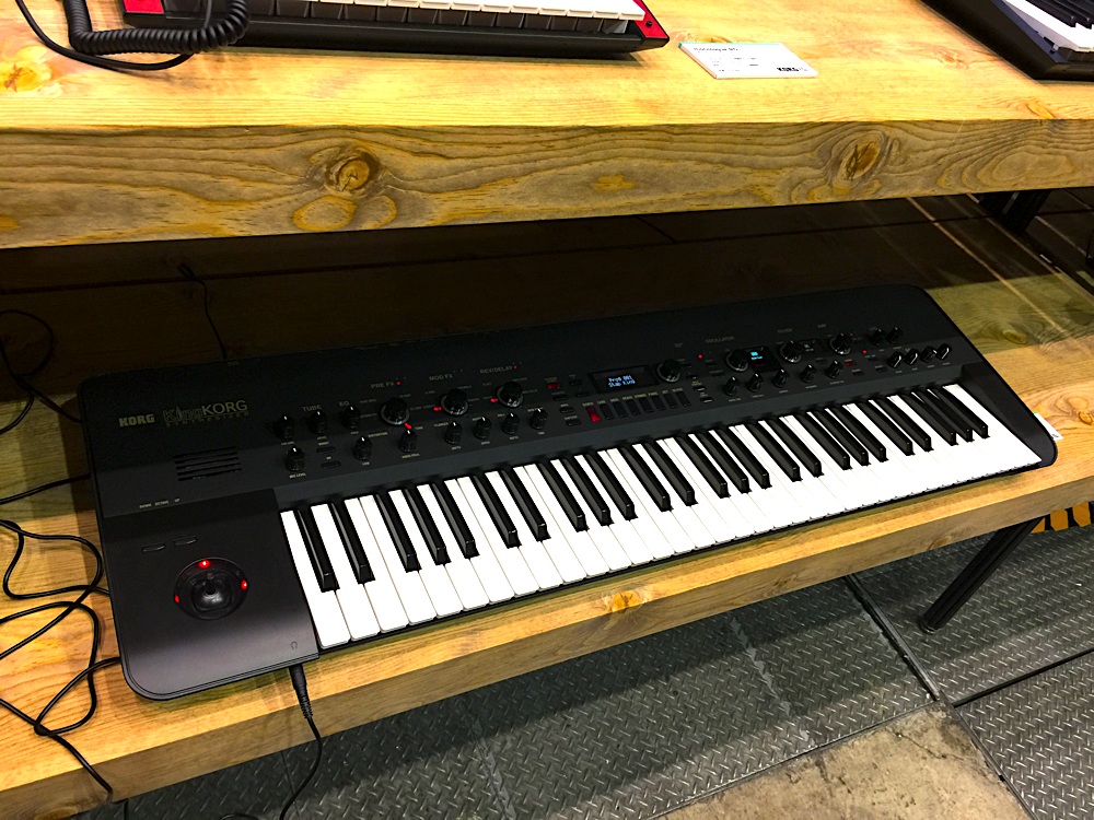 アナログモデリング・シンセサイザー KingKORG がブラック・モデルで