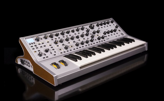 世界で2000台限定生産のアナログシンセ Moog Subsequent 37 CV