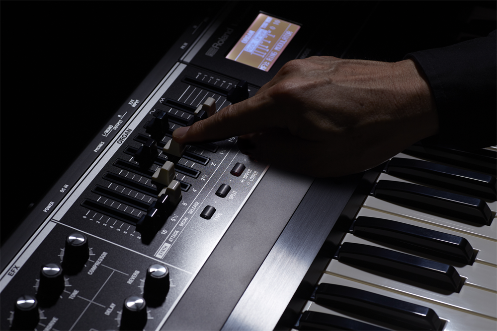 Roland VR-730 ウォーターフォール 73 鍵搭載のコンボキーボード登場