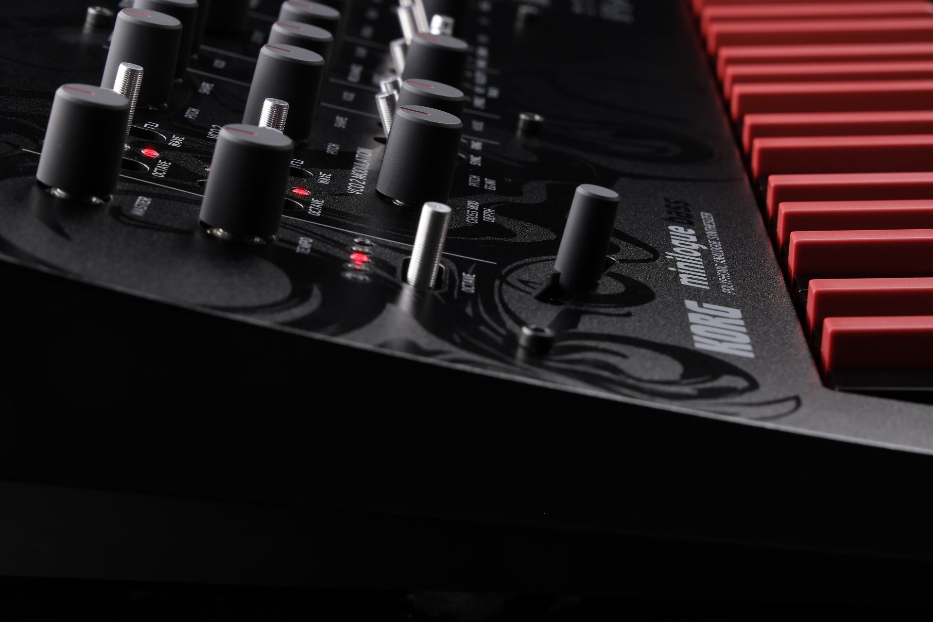 KORG MINILOGUE BASS | 即戦力のシンセ・ベース・サウンドを生み出す