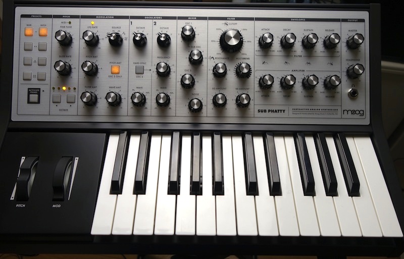 レビュー】Moog (モーグ)のアナログシンセサイザー「SUB PHATTY」を