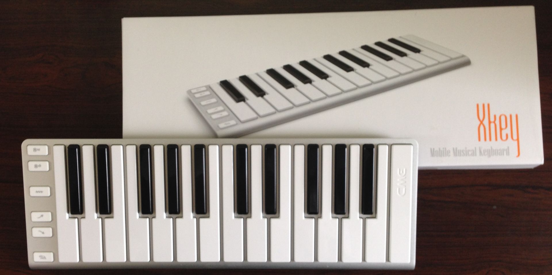 レビュー】コンパクトでスタイリッシュなUSB/MIDIキーボード「CME Xkey
