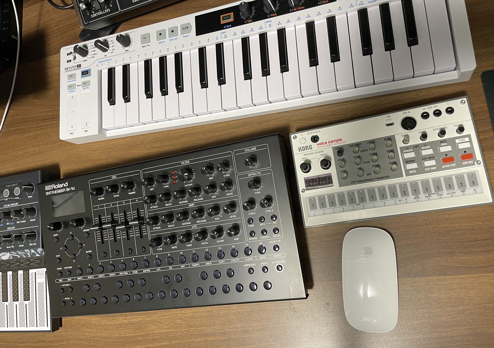 Roland SH-4d | 11種類のオシレーター・モデル搭載、一台で曲制作が