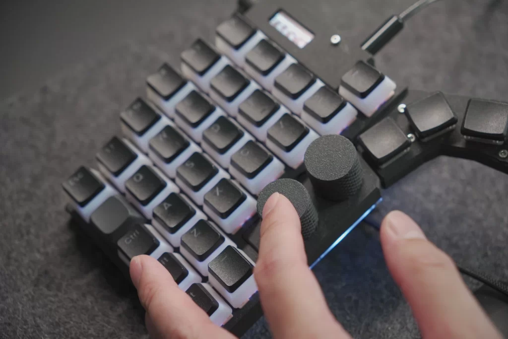 自由な操作の極致：トラックボール内蔵の分割キーボードが最高です