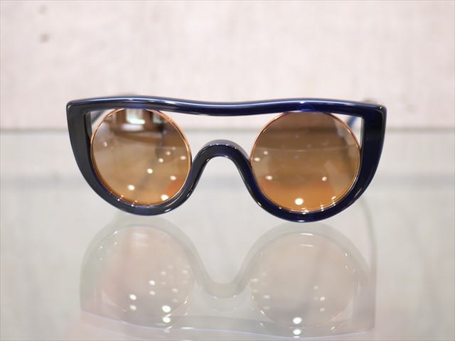 Claude Montana by Alain Mikli の80年代の芸術的なデザインを再現した