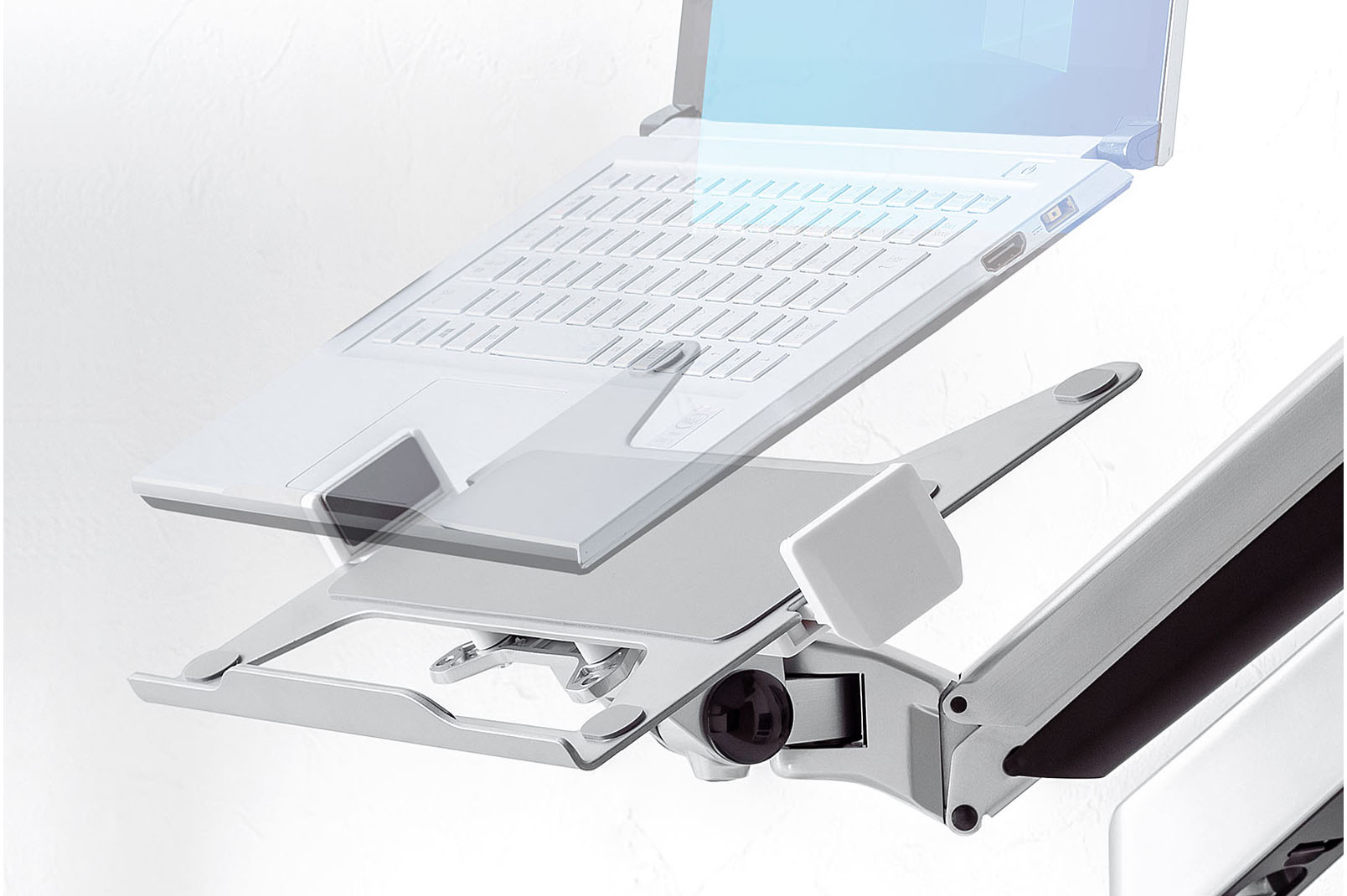 モニターアームにノートPCやタブレットを固定できるトレー「100