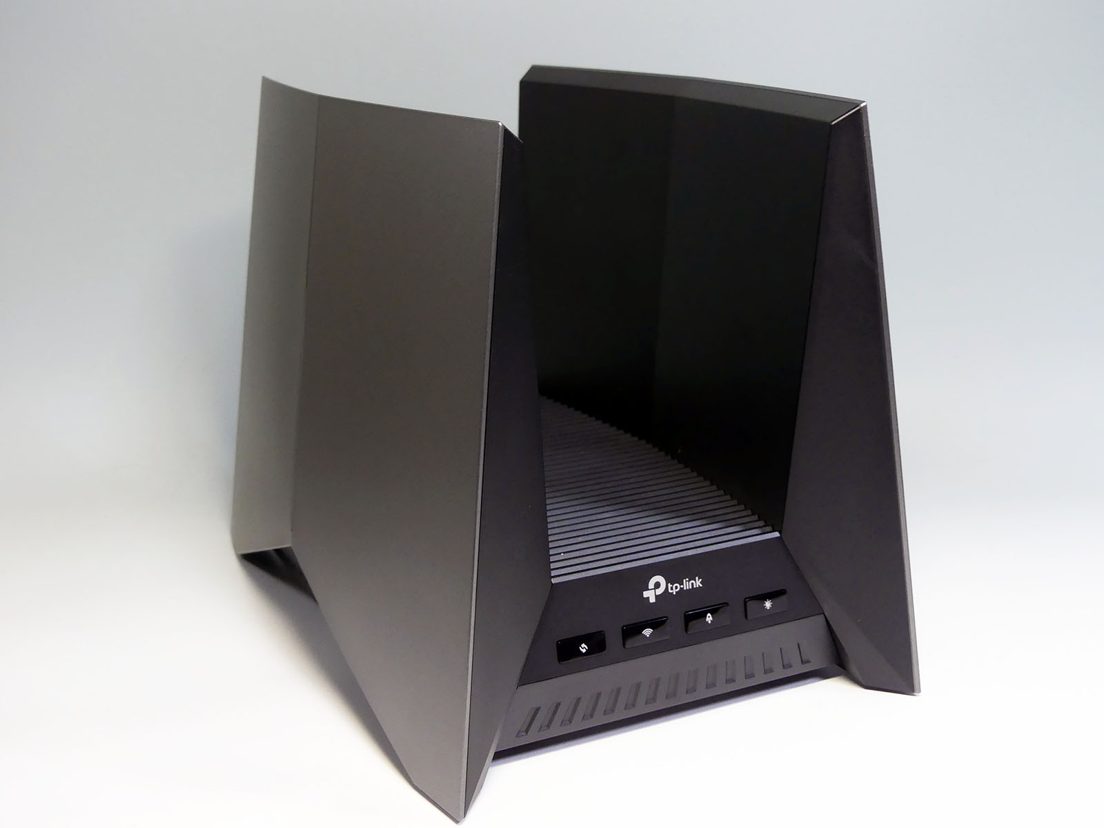 日本の住宅にちょうどいいWi-Fi 7ルーター登場、「中距離」で6GHzが